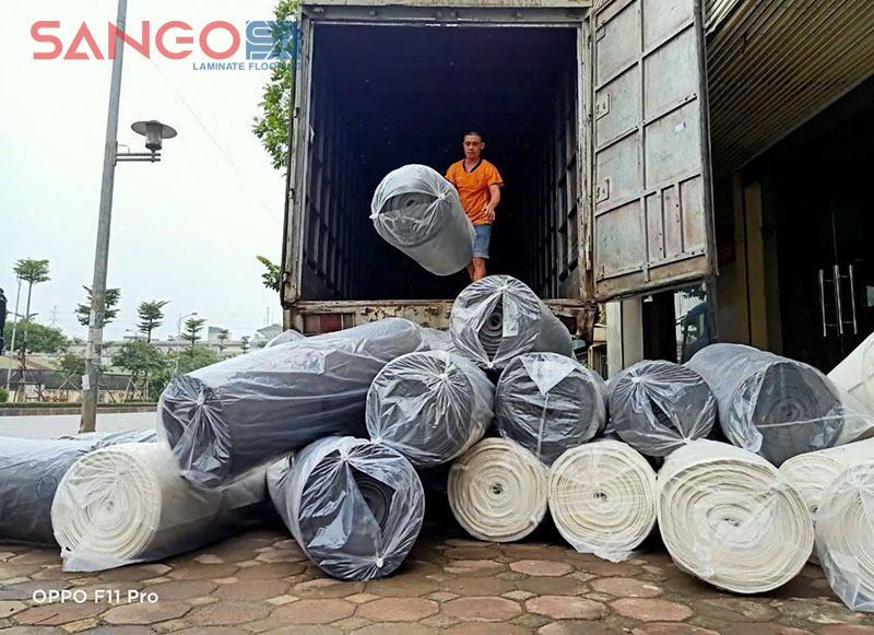 Xốp cao su dạng cuộn đen và trắng