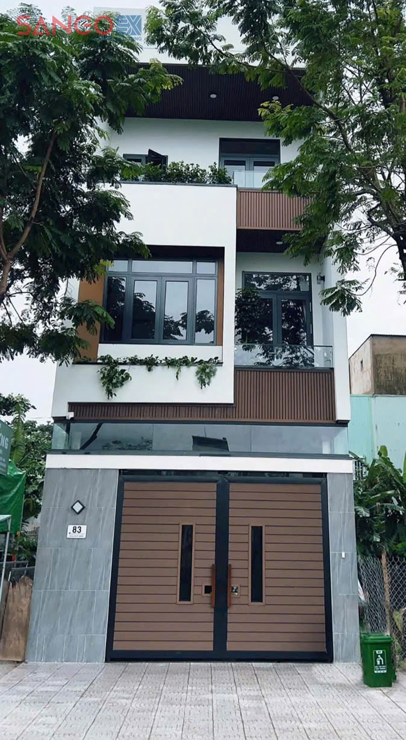 Nhà phố sử dụng tấm ốp lam sóng gỗ nhựa để ốp cổng và mặt tiền